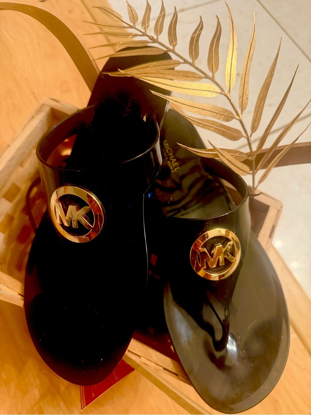 MICHAEL KORS Black w gold slides